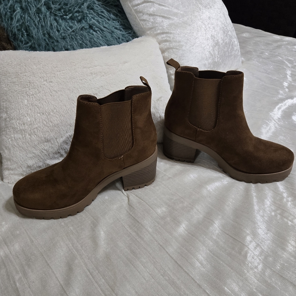 Womens Brown Faux Suede Ankle Boots by Soda Size 8. NWOB NEVER WORN - Picture 2 of 6